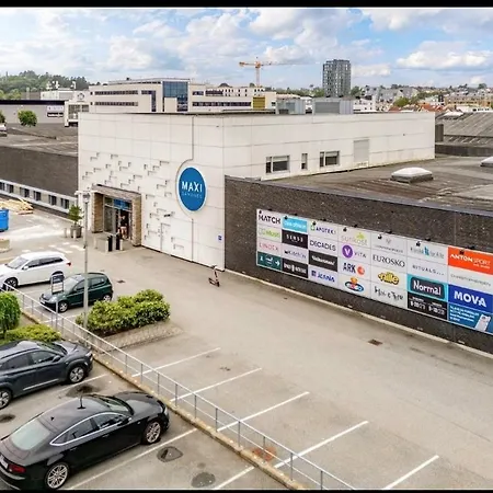 Апартаменты Downtown In With Parking